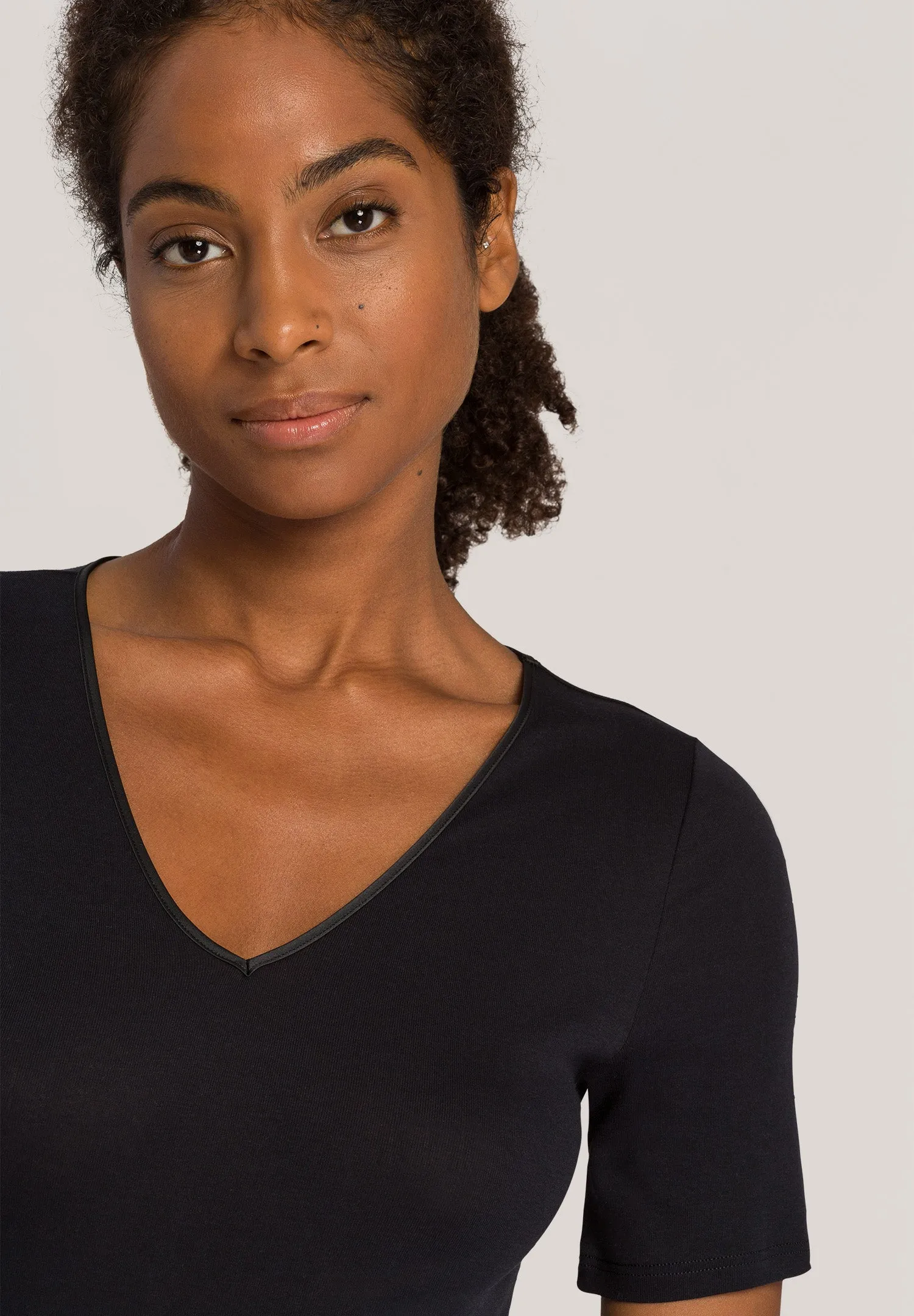 Cotton Seamless Fitted Cotton V-Neck Top | Black 71603-019